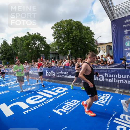 29.06.2025 - hella hamburg halbmarathon Zöllner http://msf.ph/oto/8409337 29.06.2025 10:43:59 Ziel 3697, 3907, 4981, 5624, 8063, 8145, 8900, 9043, 10493, 10596, 11809, 12438, 12966, 14861, 15383, 16549, 17376, 17403, 18678 meine-sportfotos.de