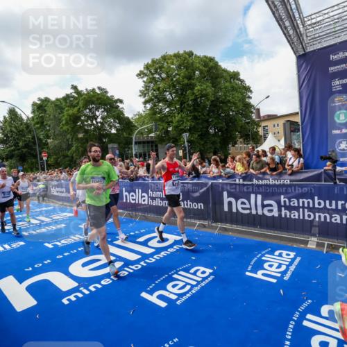 29.06.2025 - hella hamburg halbmarathon Zöllner http://msf.ph/oto/8409353 29.06.2025 10:44:00 Ziel 3697, 3907, 4981, 8063, 8145, 8900, 10493, 10596, 11809, 12438, 12966, 14861, 15383, 16549, 17376, 17403, 17516, 18678 meine-sportfotos.de