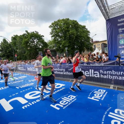 29.06.2025 - hella hamburg halbmarathon Zöllner http://msf.ph/oto/8409358 29.06.2025 10:44:00 Ziel 3697, 3907, 4981, 8063, 8145, 8900, 10493, 10596, 11809, 12438, 12966, 14861, 15383, 16549, 17376, 17403, 17516, 18678 meine-sportfotos.de