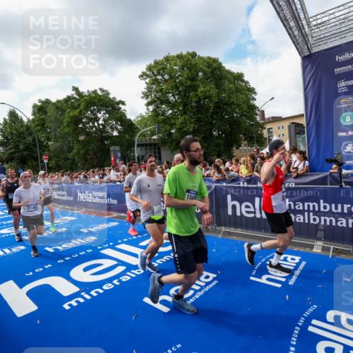29.06.2025 - hella hamburg halbmarathon Zöllner http://msf.ph/oto/8409365 29.06.2025 10:44:00 Ziel 3697, 3907, 4981, 8063, 8145, 8900, 10493, 10596, 11809, 12438, 12966, 14861, 15383, 16549, 17376, 17403, 17516, 18678 meine-sportfotos.de