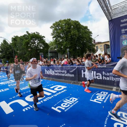 29.06.2025 - hella hamburg halbmarathon Zöllner http://msf.ph/oto/8409373 29.06.2025 10:44:01 Ziel 1558, 3907, 4981, 6705, 8063, 8145, 8900, 9081, 10493, 10596, 11809, 12438, 12966, 15383, 16549, 17376, 17403, 17516, 18678 meine-sportfotos.de