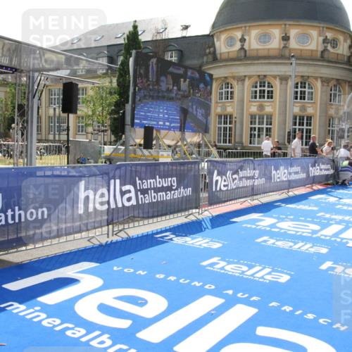 29.06.2025 - hella hamburg halbmarathon Michael Strokosch http://msf.ph/oto/8409377 29.06.2025 10:03:01 Ziel 7, 9 meine-sportfotos.de