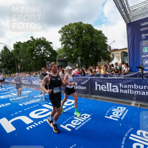 29.06.2025 - hella hamburg halbmarathon Zöllner http://msf.ph/oto/8409378 29.06.2025 10:44:02 Ziel 1558, 4981, 6705, 8063, 8145, 8900, 9081, 10596, 11346, 12438, 15383, 16549, 17376, 17403, 17516 meine-sportfotos.de
