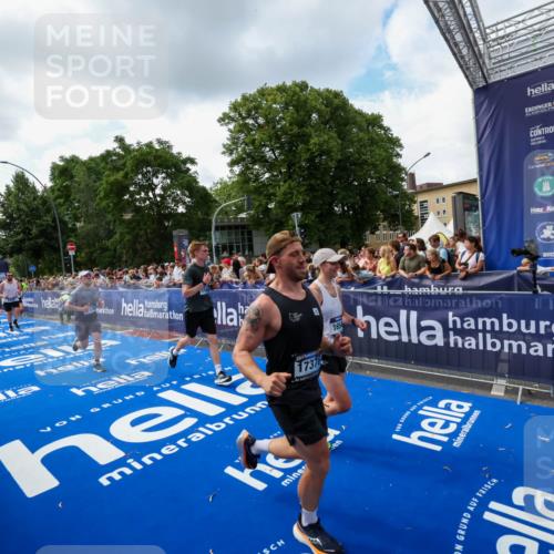 29.06.2025 - hella hamburg halbmarathon Zöllner http://msf.ph/oto/8409386 29.06.2025 10:44:02 Ziel 1558, 4981, 6705, 8063, 8145, 8900, 9081, 10596, 11346, 12438, 15383, 16549, 17376, 17403, 17516 meine-sportfotos.de