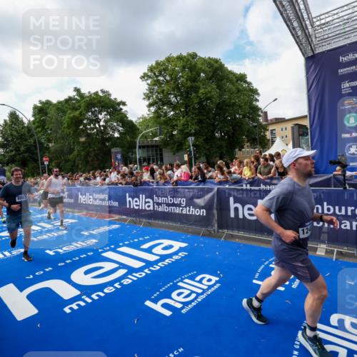 29.06.2025 - hella hamburg halbmarathon Zöllner http://msf.ph/oto/8409402 29.06.2025 10:44:04 Ziel 1558, 2816, 4981, 6705, 8063, 8900, 9081, 10596, 11346, 12438, 13123, 15383, 16697, 17516, 17977, 18004 meine-sportfotos.de