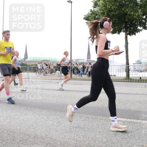 29.06.2025 - hella hamburg halbmarathon Lena Gebhardt http://msf.ph/oto/8409418 29.06.2025 10:50:51 Lombardsbrücke 1828, 1129, 1203, 1208, 1259, 1404, 1828, 1930, 2047, 2200, 2358, 2859, 3184, 3229, 3647, 3680, 3838, 3934, 4642, 4695, 4771, 4848, 4961, 5131, 5286, 5289, 6178, 7133, 7141, 7161, 7505, 7677, 7770, 7771, 7825, 7938, 8200, 8299, 8779, 8833, 8834, 8986, 9096, 9168, 9933, 10029, 10437, 10552, 10614, 10636, 10744, 11052, 11252, 11577, 12392, 12393, 14102, 14534, 14591, 15017, 15230, 15416 meine-sportfotos.de