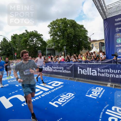29.06.2025 - hella hamburg halbmarathon Zöllner http://msf.ph/oto/8409421 29.06.2025 10:44:05 Ziel 1391, 1558, 2816, 4981, 6705, 8063, 8900, 9081, 10596, 11346, 13123, 15383, 16506, 16697, 17516, 17977, 18004 meine-sportfotos.de