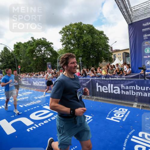 29.06.2025 - hella hamburg halbmarathon Zöllner http://msf.ph/oto/8409431 29.06.2025 10:44:05 Ziel 1391, 1558, 2816, 4981, 6705, 8063, 8900, 9081, 10596, 11346, 13123, 15383, 16506, 16697, 17516, 17977, 18004 meine-sportfotos.de