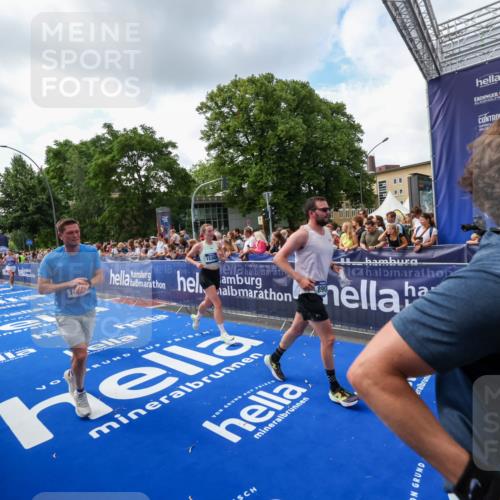 29.06.2025 - hella hamburg halbmarathon Zöllner http://msf.ph/oto/8409440 29.06.2025 10:44:05 Ziel 1391, 1558, 2816, 4981, 6705, 8063, 8900, 9081, 10596, 11346, 13123, 15383, 16506, 16697, 17516, 17977, 18004 meine-sportfotos.de