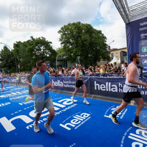 29.06.2025 - hella hamburg halbmarathon Zöllner http://msf.ph/oto/8409446 29.06.2025 10:44:06 Ziel 1391, 1558, 2816, 3021, 4981, 6705, 8900, 9081, 10596, 11346, 13123, 15383, 16506, 16697, 17516, 17977, 18004 meine-sportfotos.de