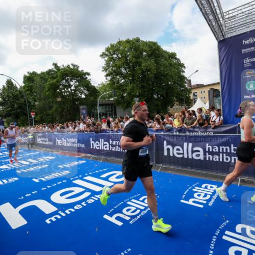 29.06.2025 - hella hamburg halbmarathon Zöllner http://msf.ph/oto/8409462 29.06.2025 10:44:06 Ziel 1391, 1558, 2816, 3021, 4981, 6705, 8900, 9081, 10596, 11346, 13123, 15383, 16506, 16697, 17516, 17977, 18004 meine-sportfotos.de
