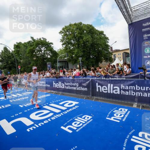 29.06.2025 - hella hamburg halbmarathon Zöllner http://msf.ph/oto/8409477 29.06.2025 10:44:07 Ziel 1391, 1558, 2816, 3021, 4981, 6705, 9081, 11346, 13123, 15383, 16506, 16697, 17516, 17977, 18004 meine-sportfotos.de