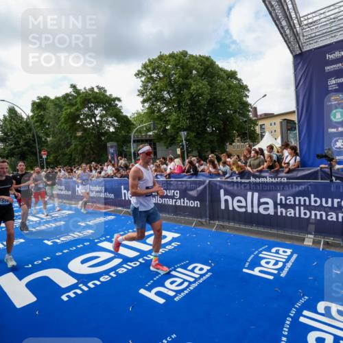 29.06.2025 - hella hamburg halbmarathon Zöllner http://msf.ph/oto/8409485 29.06.2025 10:44:08 Ziel 1391, 1558, 2816, 3021, 6705, 9081, 9633, 10193, 10930, 11346, 13123, 16506, 16648, 16697, 17516, 17977, 18004 meine-sportfotos.de