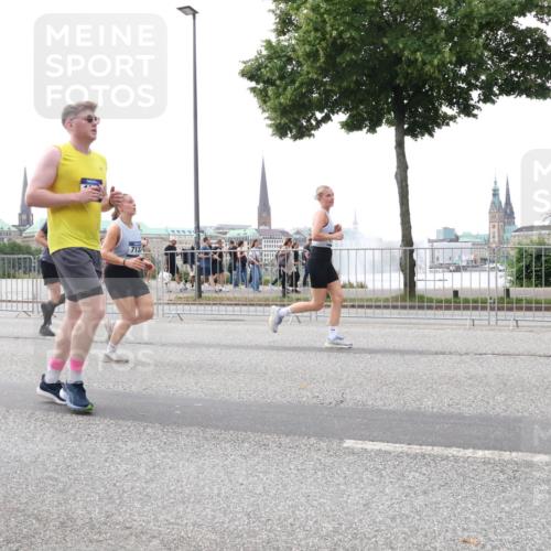 29.06.2025 - hella hamburg halbmarathon Lena Gebhardt http://msf.ph/oto/8409489 29.06.2025 10:50:52 Lombardsbrücke 3647, 713, 1129, 1203, 1208, 1259, 1404, 1828, 1930, 2200, 2358, 2859, 3184, 3229, 3647, 3838, 3934, 4642, 4695, 4771, 4848, 4961, 5131, 5286, 5289, 5530, 6178, 7133, 7141, 7161, 7505, 7677, 7770, 7771, 7825, 7938, 8200, 8299, 8779, 8833, 8834, 8986, 9096, 9168, 9933, 10029, 10437, 10552, 10614, 10636, 10744, 11052, 11252, 11577, 12392, 12393, 14102, 14534, 14591, 15017, 15416 meine-sportfotos.de