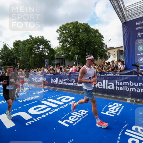 29.06.2025 - hella hamburg halbmarathon Zöllner http://msf.ph/oto/8409491 29.06.2025 10:44:08 Ziel 1391, 1558, 2816, 3021, 6705, 9081, 9633, 10193, 10930, 11346, 13123, 16506, 16648, 16697, 17516, 17977, 18004 meine-sportfotos.de
