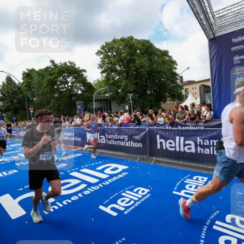 29.06.2025 - hella hamburg halbmarathon Zöllner http://msf.ph/oto/8409497 29.06.2025 10:44:09 Ziel 1391, 1558, 2816, 3021, 5231, 6705, 9081, 9633, 10193, 10930, 11346, 13123, 16506, 16648, 16697, 17516, 17748, 17977, 18004 meine-sportfotos.de