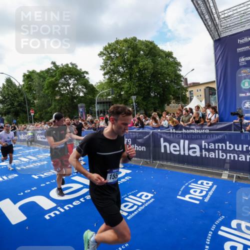 29.06.2025 - hella hamburg halbmarathon Zöllner http://msf.ph/oto/8409506 29.06.2025 10:44:09 Ziel 1391, 1558, 2816, 3021, 5231, 6705, 9081, 9633, 10193, 10930, 11346, 13123, 16506, 16648, 16697, 17516, 17748, 17977, 18004 meine-sportfotos.de