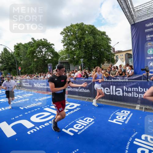 29.06.2025 - hella hamburg halbmarathon Zöllner http://msf.ph/oto/8409514 29.06.2025 10:44:09 Ziel 1391, 1558, 2816, 3021, 5231, 6705, 9081, 9633, 10193, 10930, 11346, 13123, 16506, 16648, 16697, 17516, 17748, 17977, 18004 meine-sportfotos.de