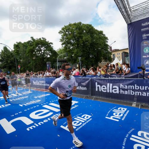 29.06.2025 - hella hamburg halbmarathon Zöllner http://msf.ph/oto/8409521 29.06.2025 10:44:11 Ziel 1391, 2816, 3021, 4999, 5231, 9633, 10193, 10930, 11346, 13123, 14686, 15280, 16506, 16648, 16697, 17748, 17977, 18004 meine-sportfotos.de
