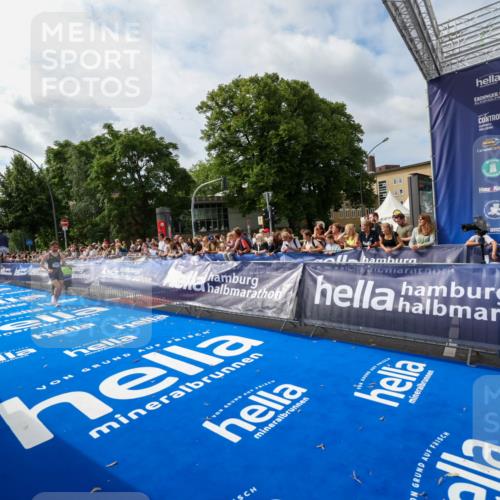 29.06.2025 - hella hamburg halbmarathon Zöllner http://msf.ph/oto/8409529 29.06.2025 10:19:26 Ziel 2659, 13016 meine-sportfotos.de