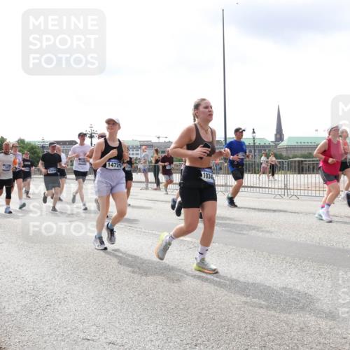 29.06.2025 - hella hamburg halbmarathon Lena Gebhardt http://msf.ph/oto/8409530 29.06.2025 10:41:39 Lombardsbrücke 13877, 70222, 13444, 8992, 1148, 14725, 1034, 1314, 1509, 1536, 1542, 1623, 1648, 1712, 2153, 2229, 2258, 3344, 3459, 3460, 3532, 3533, 3623, 4412, 4415, 4541, 4610, 4787, 5432, 5688, 5689, 5928, 5942, 6137, 6250, 6320, 6430, 6436, 6450, 6618, 6793, 6846, 6894, 7022, 7023, 7477, 7821, 7955, 7968, 8004, 8162, 8163, 8293, 8300, 8301, 8385, 8443, 8586, 8848, 8878, 8897, 8992, 9467, 9588, 10181, 10348, 10483, 11011, 11166 meine-sportfotos.de