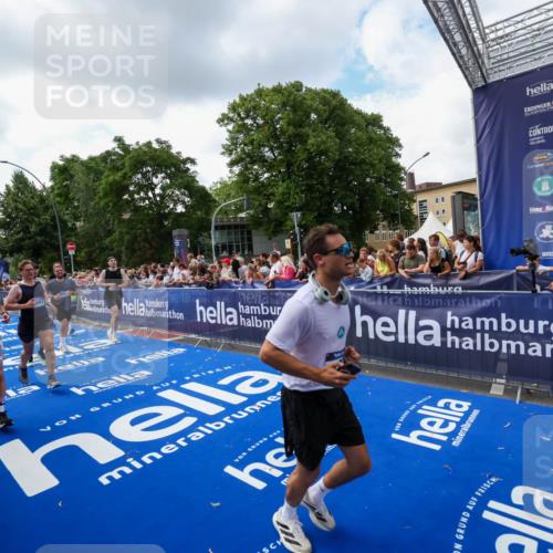 29.06.2025 - hella hamburg halbmarathon Zöllner http://msf.ph/oto/8409532 29.06.2025 10:44:11 Ziel 1391, 2816, 3021, 4999, 5231, 9633, 10193, 10930, 11346, 13123, 14686, 15280, 16506, 16648, 16697, 17748, 17977, 18004 meine-sportfotos.de