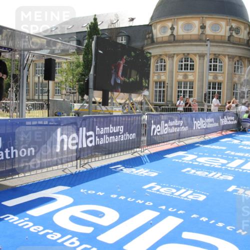 29.06.2025 - hella hamburg halbmarathon Michael Strokosch http://msf.ph/oto/8409538 29.06.2025 10:03:47 Ziel 6 meine-sportfotos.de