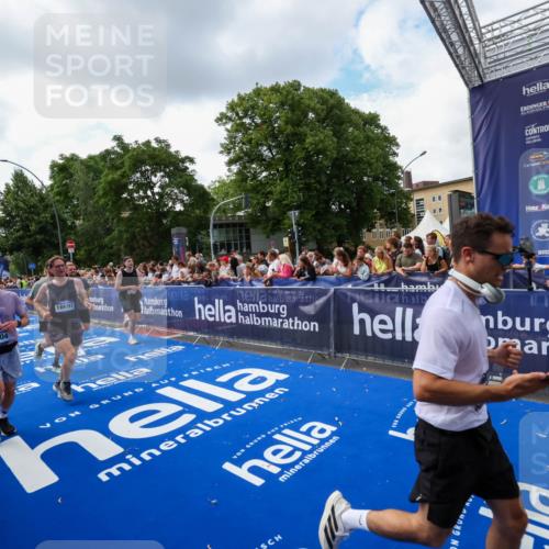 29.06.2025 - hella hamburg halbmarathon Zöllner http://msf.ph/oto/8409539 29.06.2025 10:44:11 Ziel 1391, 2816, 3021, 4999, 5231, 9633, 10193, 10930, 11346, 13123, 14686, 15280, 16506, 16648, 16697, 17748, 17977, 18004 meine-sportfotos.de