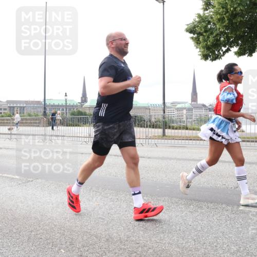 29.06.2025 - hella hamburg halbmarathon Lena Gebhardt http://msf.ph/oto/8409545 29.06.2025 10:24:59 Lombardsbrücke 2249, 1352, 1395, 1740, 2000, 2108, 2249, 2280, 2944, 3053, 3099, 3113, 3132, 3421, 3920, 3961, 3963, 4008, 4010, 4111, 4221, 4444, 5126, 5138, 5564, 5814, 5829, 5830, 6261, 6570, 7778, 8083, 8962, 9573, 9927, 10907, 11400, 11651, 11816, 11817, 11921, 12070, 12303, 13111, 13113, 13638, 14086, 14649, 14898, 15124, 15153, 15679, 15942, 15975, 17185, 17535, 17954, 18194, 18198 meine-sportfotos.de