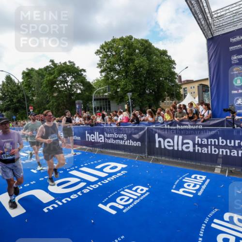 29.06.2025 - hella hamburg halbmarathon Zöllner http://msf.ph/oto/8409547 29.06.2025 10:44:11 Ziel 1391, 2816, 3021, 4999, 5231, 9633, 10193, 10930, 11346, 13123, 14686, 15280, 16506, 16648, 16697, 17748, 17977, 18004 meine-sportfotos.de