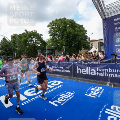 29.06.2025 - hella hamburg halbmarathon Zöllner http://msf.ph/oto/8409558 29.06.2025 10:44:12 Ziel 1391, 2816, 3021, 4999, 5231, 9633, 10193, 10930, 12159, 13123, 14686, 14687, 15225, 15280, 16506, 16648, 16697, 17748, 17977, 18004, 18691 meine-sportfotos.de