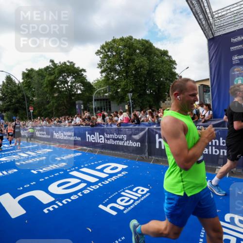 29.06.2025 - hella hamburg halbmarathon Zöllner http://msf.ph/oto/8409577 29.06.2025 10:44:14 Ziel 1391, 3021, 4999, 5231, 5884, 7005, 9633, 10193, 10930, 12159, 14686, 14687, 15225, 15280, 16301, 16316, 16506, 16648, 17748, 18691 meine-sportfotos.de