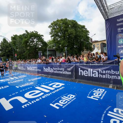 29.06.2025 - hella hamburg halbmarathon Zöllner http://msf.ph/oto/8409588 29.06.2025 10:44:14 Ziel 1391, 3021, 4999, 5231, 5884, 7005, 9633, 10193, 10930, 12159, 14686, 14687, 15225, 15280, 16301, 16316, 16506, 16648, 17748, 18691 meine-sportfotos.de