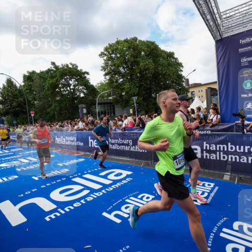 29.06.2025 - hella hamburg halbmarathon Zöllner http://msf.ph/oto/8409661 29.06.2025 10:44:17 Ziel 1413, 1415, 4999, 5231, 5275, 5884, 7005, 8722, 9444, 9633, 10193, 10930, 12159, 14686, 14687, 15225, 15280, 16301, 16316, 16648, 16893, 17748, 18691 meine-sportfotos.de