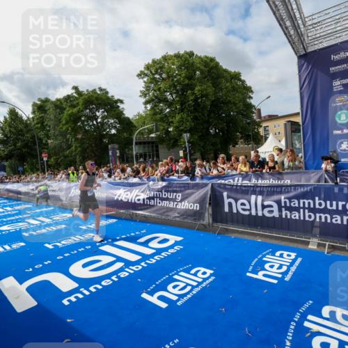 29.06.2025 - hella hamburg halbmarathon Zöllner http://msf.ph/oto/8409675 29.06.2025 10:19:43 Ziel 19108 meine-sportfotos.de