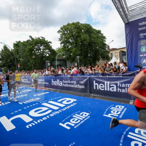 29.06.2025 - hella hamburg halbmarathon Zöllner http://msf.ph/oto/8409680 29.06.2025 10:44:18 Ziel 1220, 1413, 1415, 4999, 5231, 5275, 5884, 7005, 8722, 9444, 12159, 12528, 14686, 14687, 15225, 15280, 16301, 16316, 16547, 16893, 17748, 18691 meine-sportfotos.de