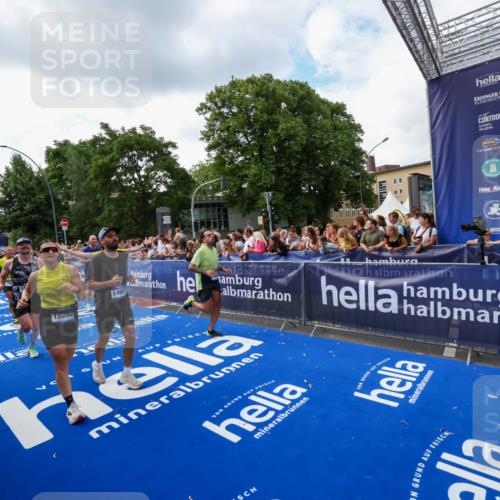29.06.2025 - hella hamburg halbmarathon Zöllner http://msf.ph/oto/8409690 29.06.2025 10:44:19 Ziel 1220, 1413, 1415, 4999, 5275, 5884, 7005, 8722, 9444, 12159, 12528, 14686, 14687, 15225, 15280, 16301, 16316, 16547, 16893, 18691 meine-sportfotos.de