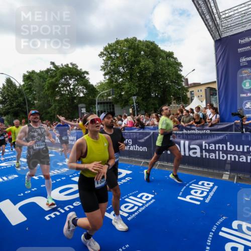 29.06.2025 - hella hamburg halbmarathon Zöllner http://msf.ph/oto/8409704 29.06.2025 10:44:20 Ziel 1220, 1413, 1415, 5275, 5884, 7005, 8722, 9444, 12159, 12528, 14686, 14687, 15225, 15280, 16301, 16316, 16547, 16893, 18691 meine-sportfotos.de