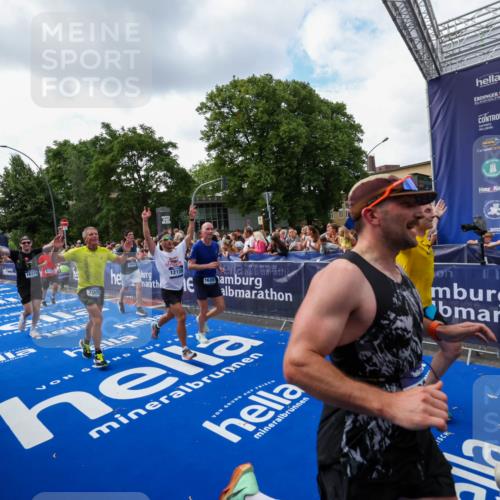 29.06.2025 - hella hamburg halbmarathon Zöllner http://msf.ph/oto/8409722 29.06.2025 10:44:20 Ziel 1220, 1413, 1415, 5275, 5884, 7005, 8722, 9444, 12159, 12528, 14686, 14687, 15225, 15280, 16301, 16316, 16547, 16893, 18691 meine-sportfotos.de