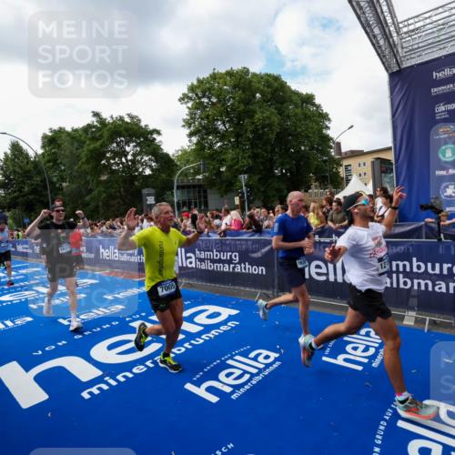 29.06.2025 - hella hamburg halbmarathon Zöllner http://msf.ph/oto/8409736 29.06.2025 10:44:21 Ziel 1220, 1413, 1415, 1902, 5275, 5884, 7005, 7191, 8722, 9444, 12159, 12528, 14687, 15225, 16301, 16316, 16547, 16893, 18691 meine-sportfotos.de