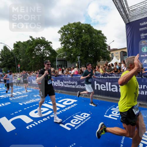 29.06.2025 - hella hamburg halbmarathon Zöllner http://msf.ph/oto/8409749 29.06.2025 10:44:22 Ziel 1220, 1413, 1415, 1902, 5275, 5884, 7005, 7191, 8722, 9444, 12528, 16301, 16316, 16547, 16893 meine-sportfotos.de