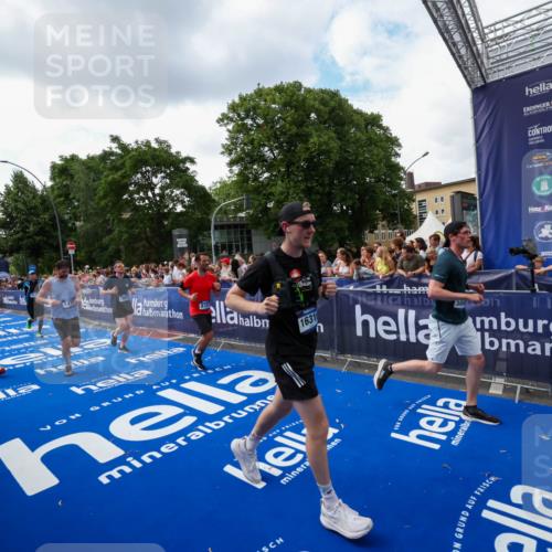 29.06.2025 - hella hamburg halbmarathon Zöllner http://msf.ph/oto/8409753 29.06.2025 10:44:22 Ziel 1220, 1413, 1415, 1902, 5275, 5884, 7005, 7191, 8722, 9444, 12528, 16301, 16316, 16547, 16893 meine-sportfotos.de