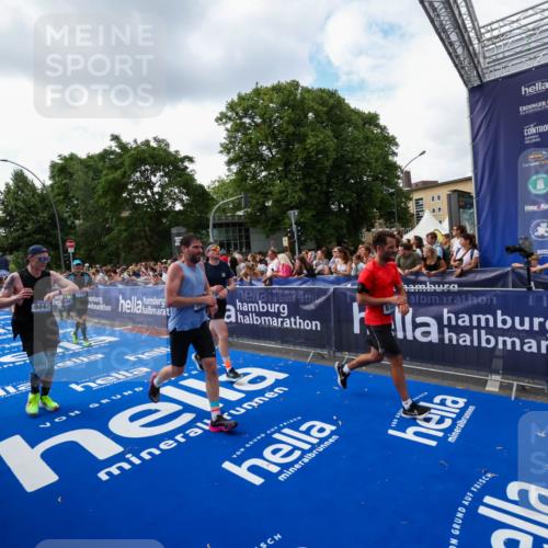 29.06.2025 - hella hamburg halbmarathon Zöllner http://msf.ph/oto/8409772 29.06.2025 10:44:23 Ziel 1220, 1413, 1415, 1902, 5275, 5884, 7191, 8722, 9444, 12528, 16316, 16547, 16803, 16893 meine-sportfotos.de
