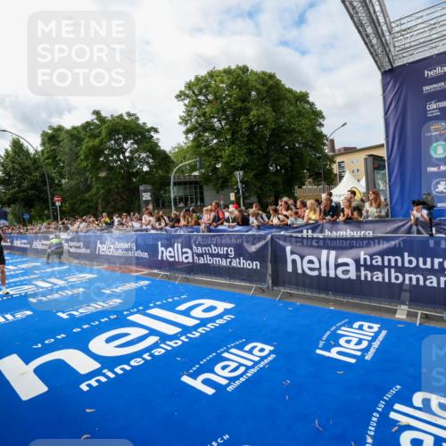 29.06.2025 - hella hamburg halbmarathon Zöllner http://msf.ph/oto/8409775 29.06.2025 10:19:52 Ziel 4524 meine-sportfotos.de