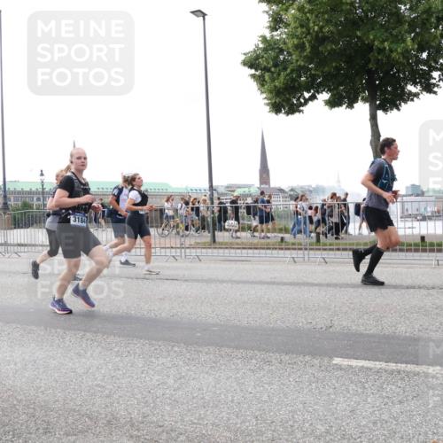 29.06.2025 - hella hamburg halbmarathon Lena Gebhardt http://msf.ph/oto/8409779 29.06.2025 10:50:54 Lombardsbrücke 5131, 3184, 1129, 1203, 1208, 1404, 1478, 1930, 2200, 2358, 2859, 3184, 3229, 3647, 3838, 3934, 4156, 4642, 4695, 4713, 4771, 4848, 4920, 4961, 5131, 5286, 5289, 5530, 6178, 7012, 7133, 7141, 7161, 7505, 7770, 7771, 7825, 7938, 8200, 8299, 8779, 8833, 8834, 8986, 9096, 9168, 9933, 10029, 10437, 10552, 10614, 10636, 10744, 11052, 11252, 11577, 12392, 12393, 14102, 14534, 15017, 15416 meine-sportfotos.de