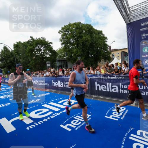 29.06.2025 - hella hamburg halbmarathon Zöllner http://msf.ph/oto/8409780 29.06.2025 10:44:23 Ziel 1220, 1413, 1415, 1902, 5275, 5884, 7191, 8722, 9444, 12528, 16316, 16547, 16803, 16893 meine-sportfotos.de