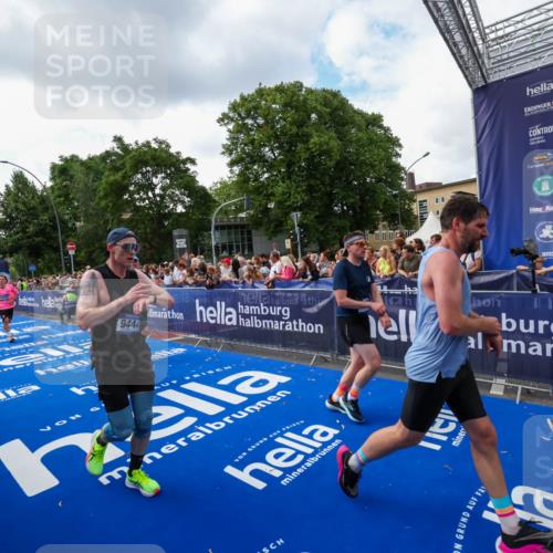 29.06.2025 - hella hamburg halbmarathon Zöllner http://msf.ph/oto/8409788 29.06.2025 10:44:24 Ziel 1220, 1413, 1415, 1902, 5275, 7191, 8722, 9444, 12528, 16547, 16803, 16893, 18806 meine-sportfotos.de
