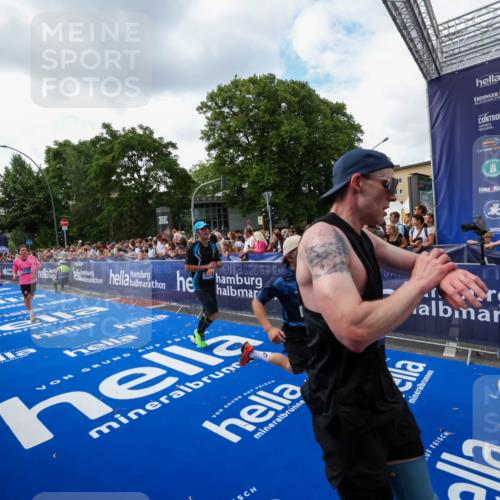 29.06.2025 - hella hamburg halbmarathon Zöllner http://msf.ph/oto/8409792 29.06.2025 10:44:24 Ziel 1220, 1413, 1415, 1902, 5275, 7191, 8722, 9444, 12528, 16547, 16803, 16893, 18806 meine-sportfotos.de