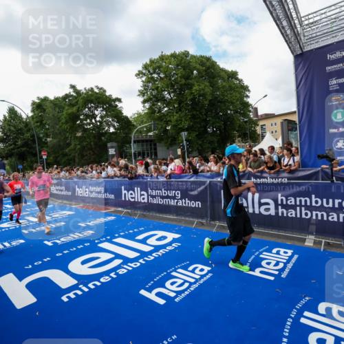 29.06.2025 - hella hamburg halbmarathon Zöllner http://msf.ph/oto/8409813 29.06.2025 10:44:25 Ziel 1220, 1413, 1902, 4310, 4691, 5275, 7191, 9444, 12327, 12528, 16547, 16803, 16893, 18806 meine-sportfotos.de