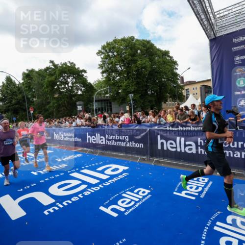 29.06.2025 - hella hamburg halbmarathon Zöllner http://msf.ph/oto/8409822 29.06.2025 10:44:25 Ziel 1220, 1413, 1902, 4310, 4691, 5275, 7191, 9444, 12327, 12528, 16547, 16803, 16893, 18806 meine-sportfotos.de